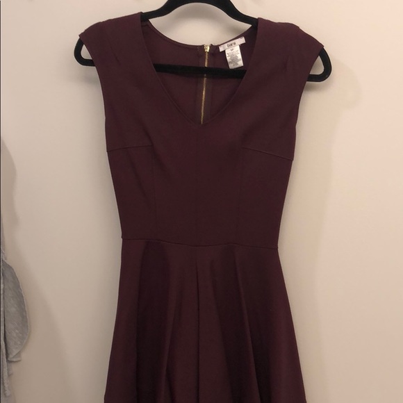 Plum colored cap sleeved dress - Picture 3 of 4